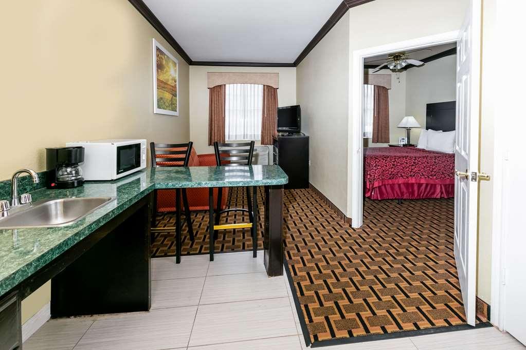 Days Inn & Suites By Wyndham Dfw Airport South-Euless Oda fotoğraf