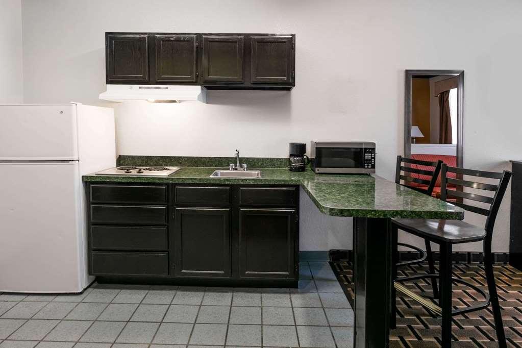 Days Inn & Suites By Wyndham Dfw Airport South-Euless Oda fotoğraf