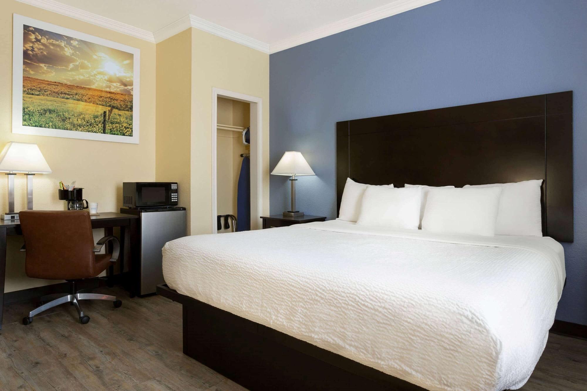 Days Inn & Suites By Wyndham Dfw Airport South-Euless Dış mekan fotoğraf