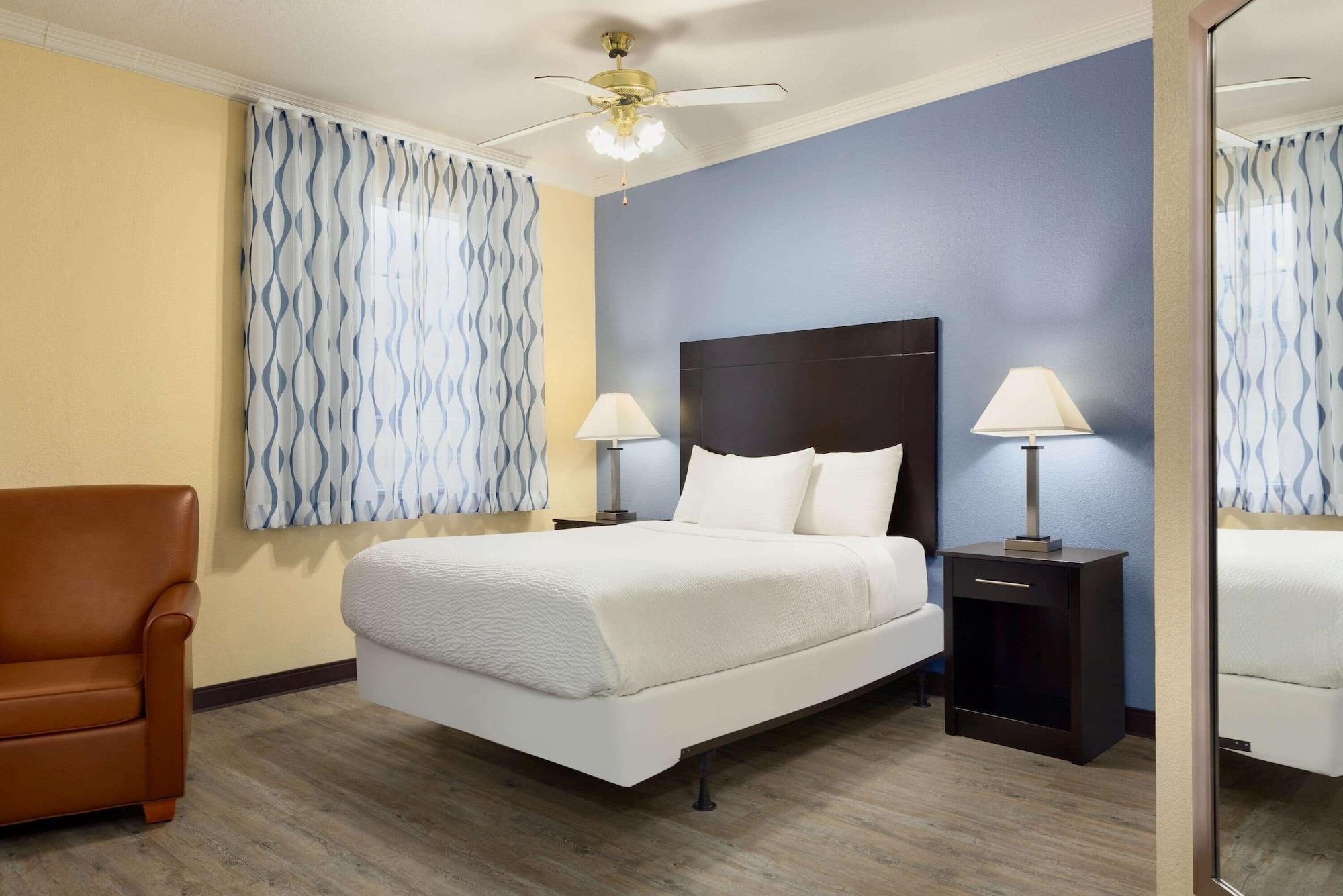 Days Inn & Suites By Wyndham Dfw Airport South-Euless Dış mekan fotoğraf