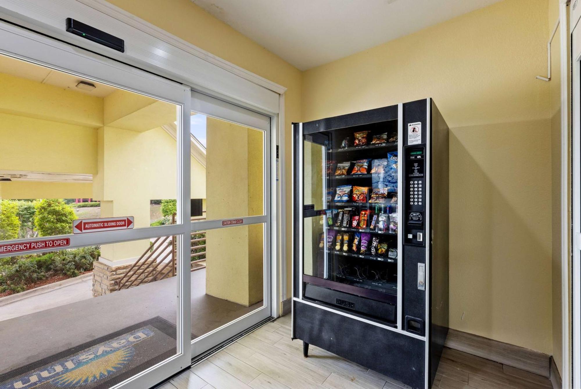 Days Inn & Suites By Wyndham Dfw Airport South-Euless Dış mekan fotoğraf